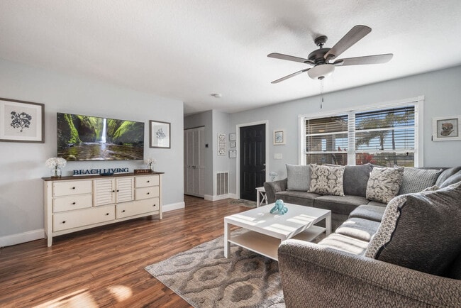 Building Photo - 1901 72nd St W Unit ID1284300P