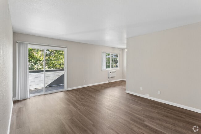 1BR, 1BA - 683SF - Living Room - Creekside Apartments