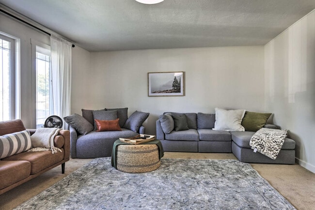 Building Photo - 930 Canyon Ave Unit ID1249841P