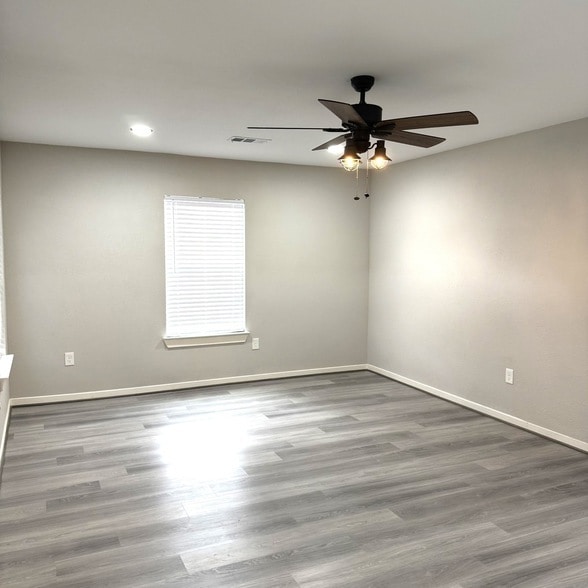 Photo - 4510 Kingsbury St