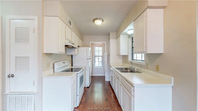 Photo - 1913 Woodsman Dr