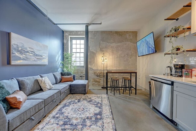 Building Photo - 1009 W Juneau Ave Unit ID1263012P