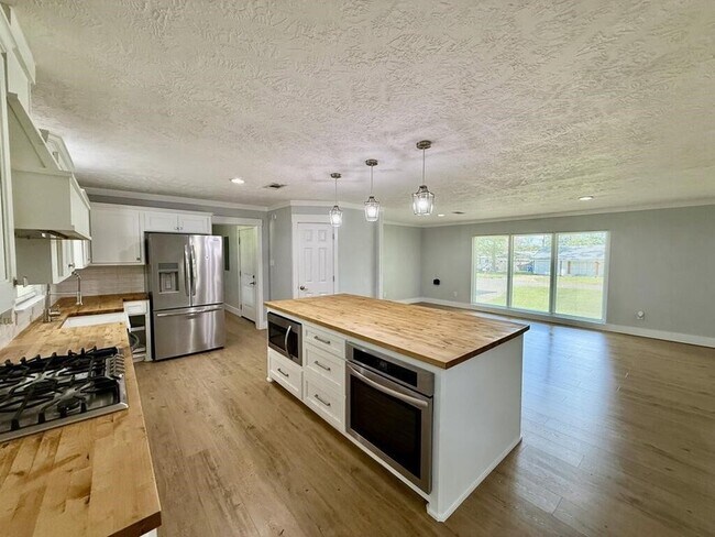 Photo - 305 E Pine St