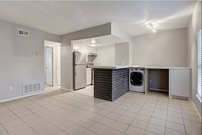 Photo - 935 Byrne St Unit 23