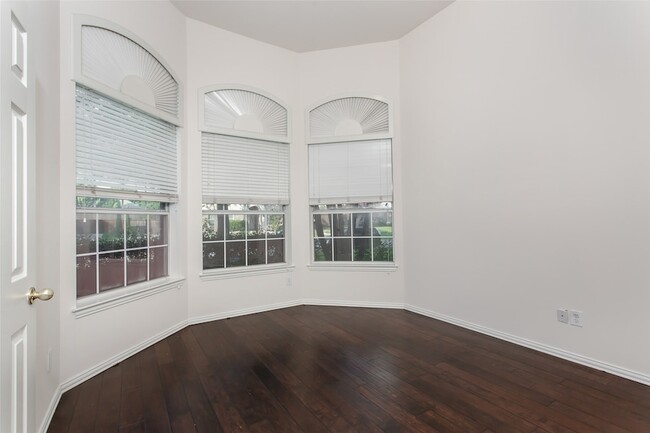 Photo - 915 Falcon Trail