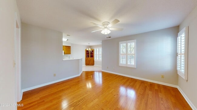 Photo - 727 Chancery Ln