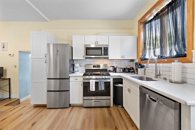 Photo - 137 W 15th St