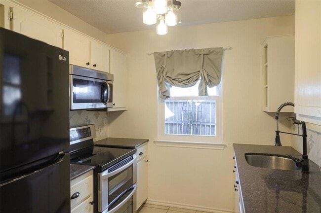 Photo - 8705 Clearbrook Trail Unit B