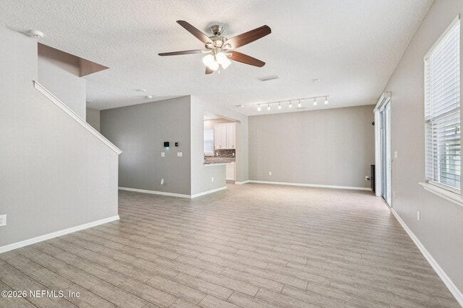 Photo - 404 Hepburn Rd