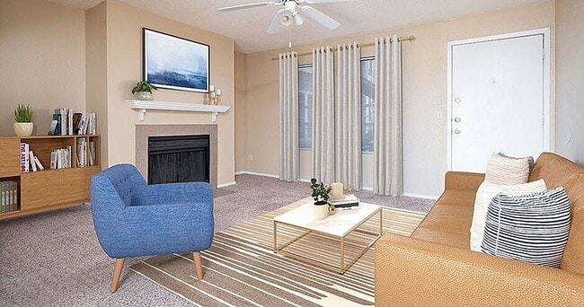 Living Area - Huntington Pointe