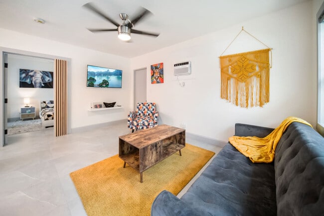 Building Photo - 847 NE 16th Ave Unit ID1369651P