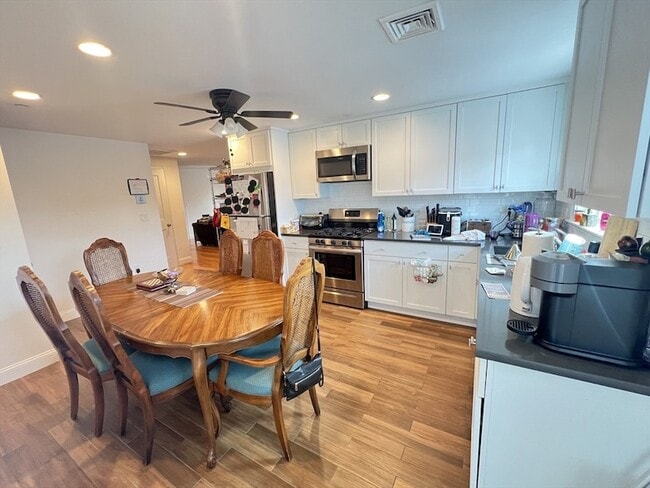 Building Photo - 489 Main St Unit E