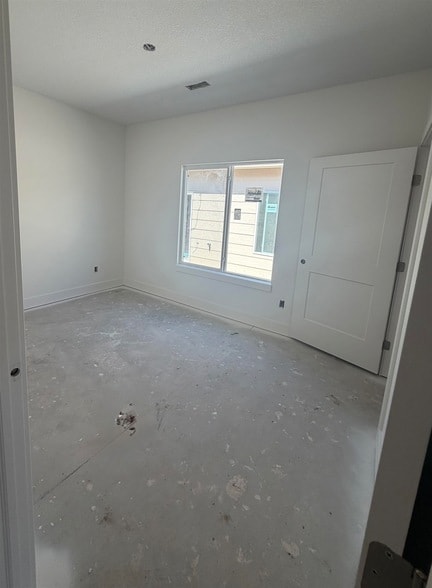 Photo - 1010 N Kansas St