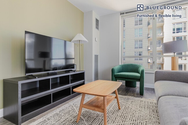 Photo - 1 E Delaware Pl Unit SI FL8-ID1358