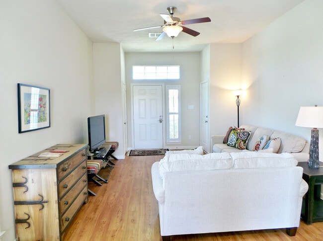 Building Photo - 1002 Venice Dr Unit ID1328054P