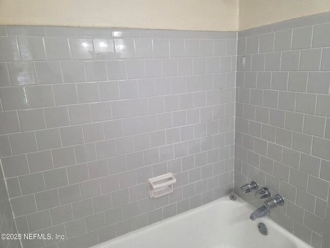 Photo - 1927 Delaroche Dr E