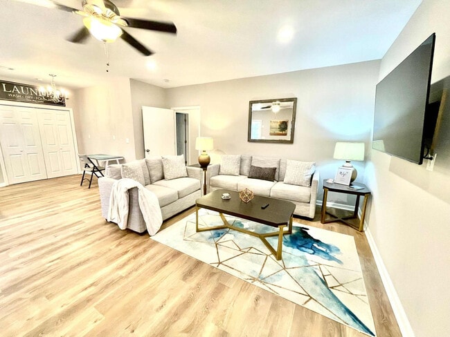 Building Photo - 2560 Hammond Dr Unit SI ID1543019P