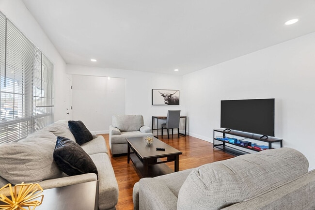 Photo - 5382 Kings Park Dr Unit SI ID1472891P