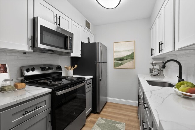 Elevate your living at Bay Ridge at Nashua Apartments, featuring modern kitchens with stainless steel appliances and stylish finishes. Enjoy comfort and convenience in a welcoming community. Schedule a tour today to see your new home! - Bay Ridge at Nashua Apartments