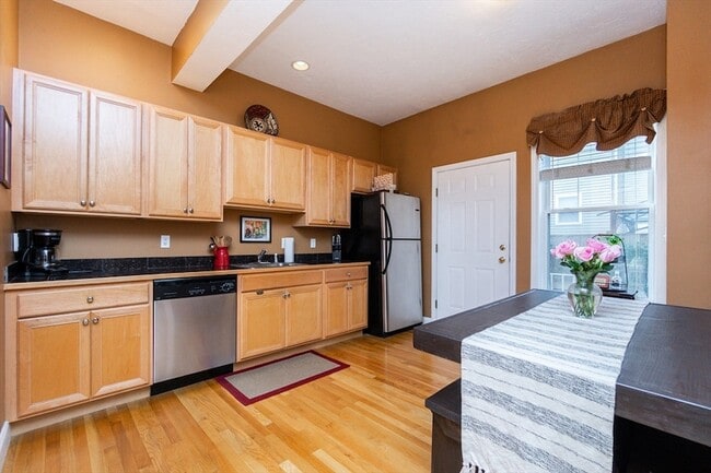 Building Photo - 224 Salem St Unit 5