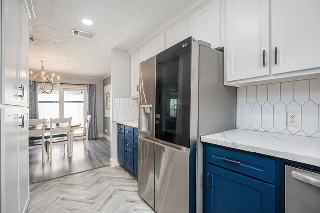 Photo - 5720 Fraser Ave