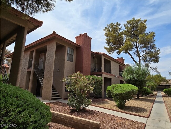 Building Photo - 5576 W Rochelle Ave. Unit 11A