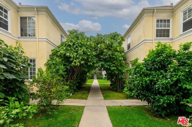 Building Photo - 6755 Yucca St Unit 4