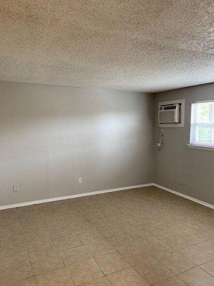 Photo - 210 Hendricks Blvd