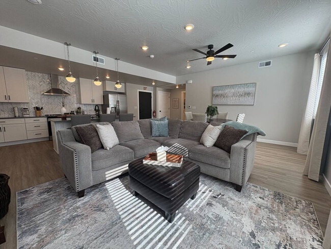 Building Photo - 206 N Chapparell Dr Unit SI ID1504814P