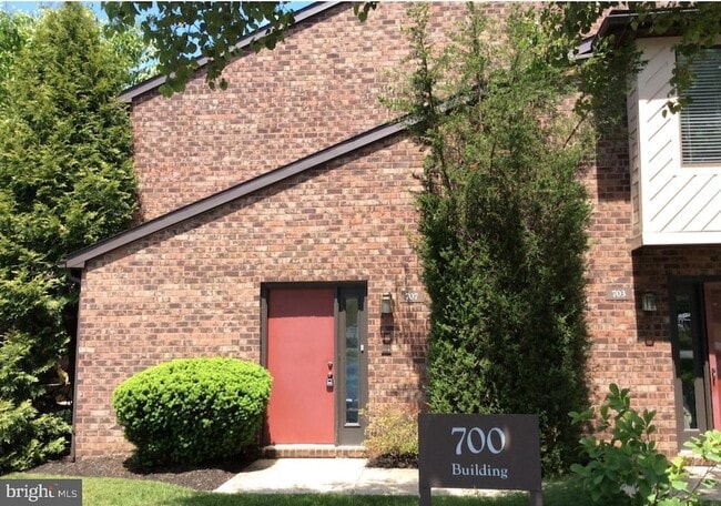 Building Photo - 707 Mountainview Dr