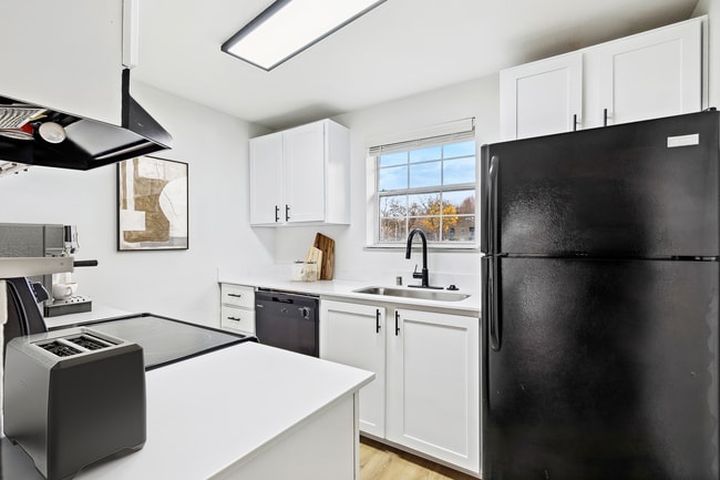 Building Photo - ReNew Water's Edge