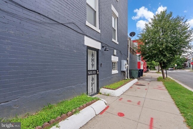 Photo - 141 Uhland Terrace NE