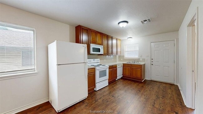 Photo - 1915 Pine Tree Dr Unit B