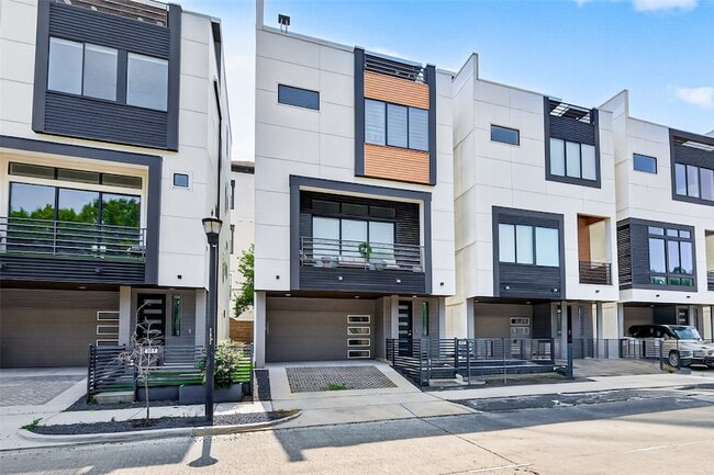 Building Photo - 607 Memorial Heights Dr