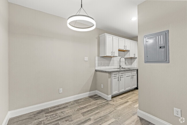 1BR, 1BA - 640SF - Dining Room - The Mirage