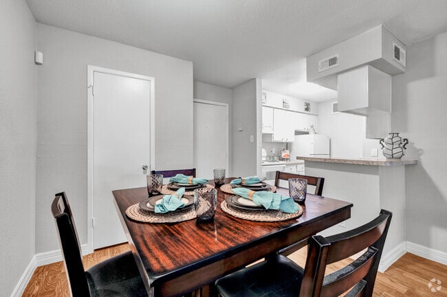 1BR, 1BA - 635SF - Kitchen/Dining Room - Sterling Point
