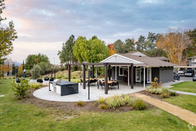 BBQ/Picnic Area - Monterra Ridge Apartments