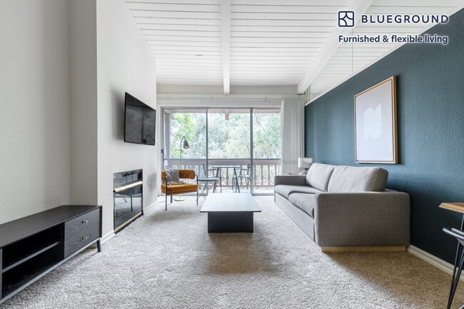 Building Photo - 6150 Canterbury Dr Unit FL3-ID329