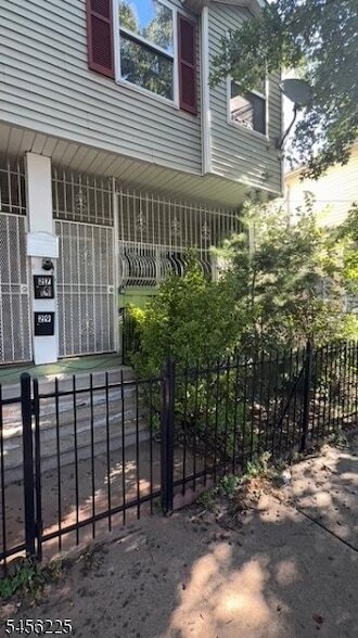 Building Photo - 27 16th Ave