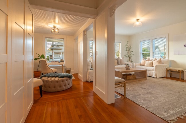 Building Photo - 116 4th Ave N Unit ID1341342P