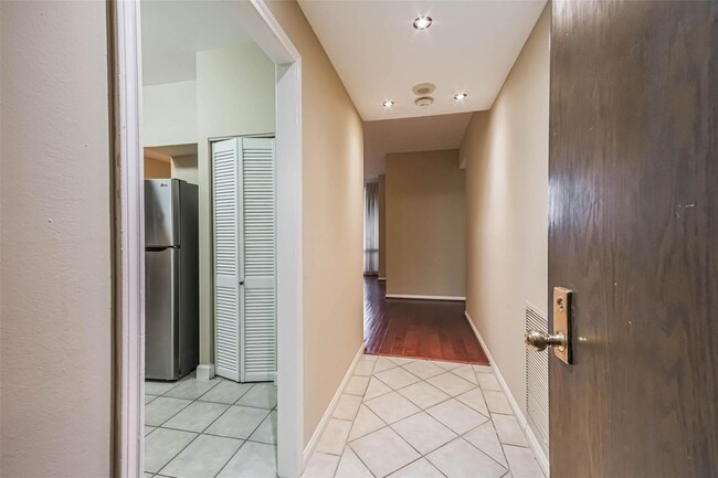 Photo - 15 Greenway Plz Unit 5C
