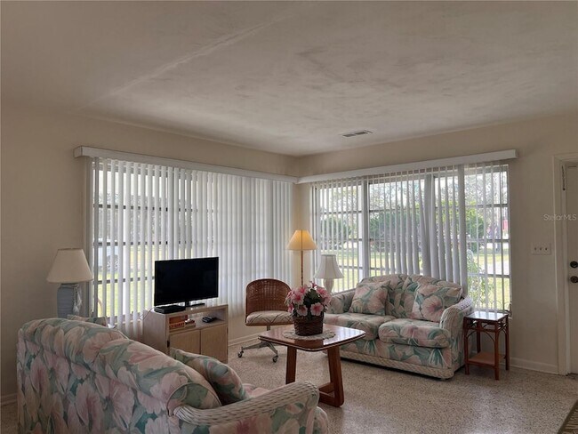 Photo - 641 E Dearborn St