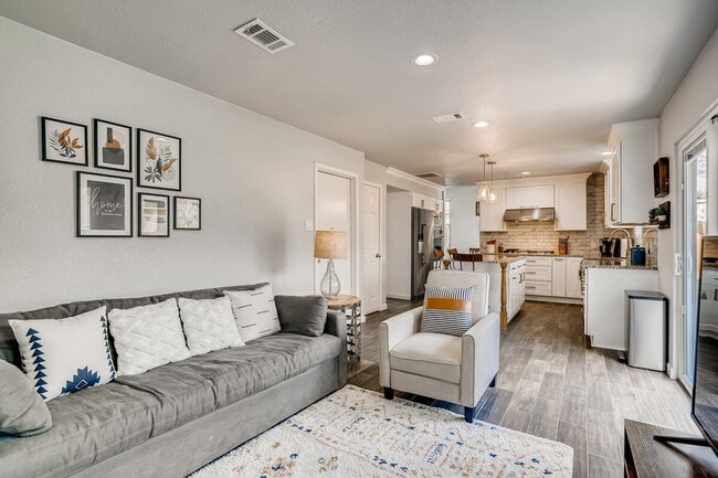 Building Photo - 2201 Rosemary Ln Unit SI ID1314609P