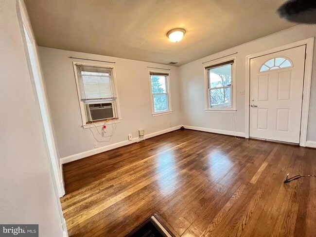 Photo - 3712 Lawrence Ave