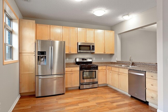 Photo - 737 Victoria Street S