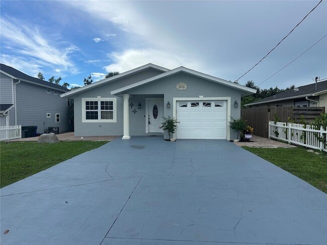 Photo - 2416 Webber St