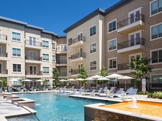 Building Photo - Fountain Pointe Las Colinas