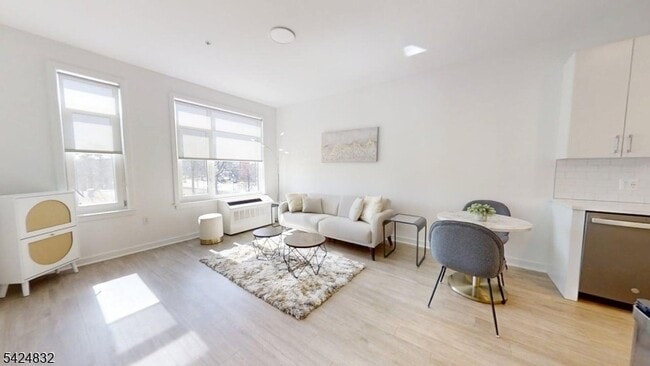 Photo - 1181 Morris Ave