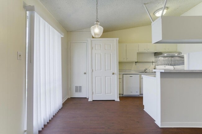 Photo - 612 W 51st St Unit 103