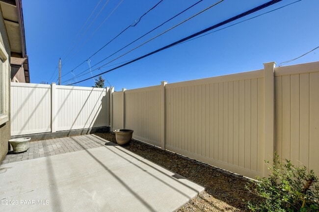 Photo - 915 Gail Gardner Way